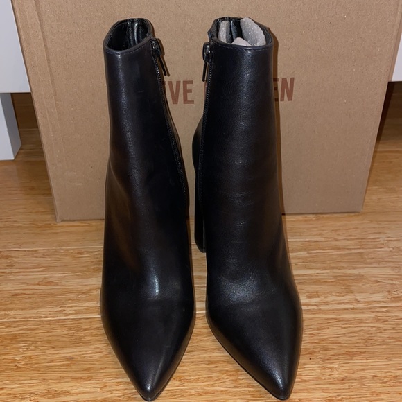 Steve Madden leather booties. Size 6. NEW - Picture 2 of 4
